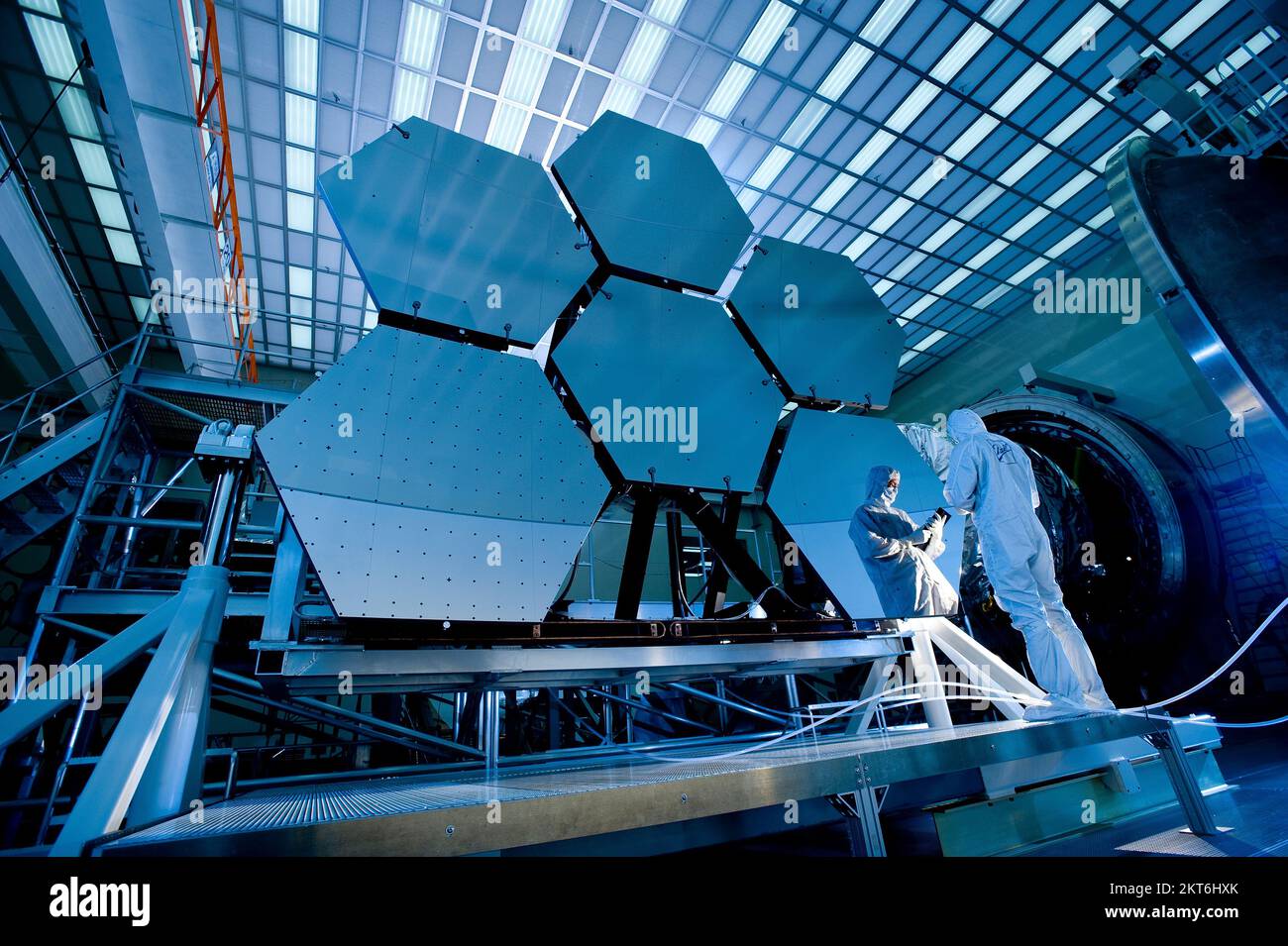 Il telescopio James Webb in costruzione / scienziati della NASA Foto Stock