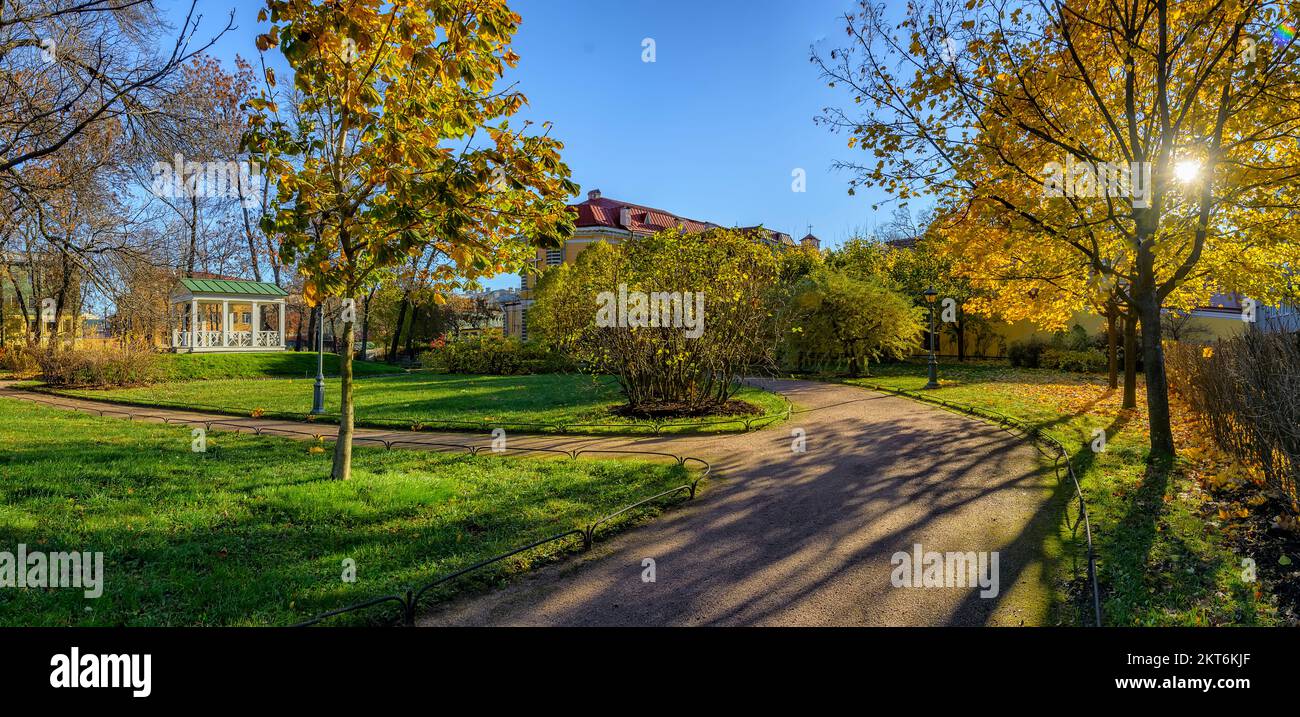 Passeggia attraverso il Giardino Polacco presso la tenuta di Derzhavin sull'argine del fiume Fontanka in St Pietroburgo. Foto Stock