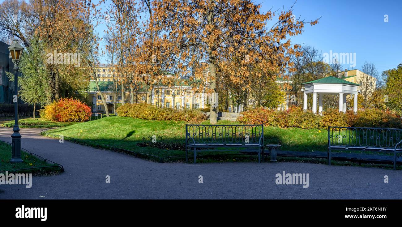 Passeggia attraverso il Giardino Polacco presso la tenuta di Derzhavin sull'argine del fiume Fontanka in St Pietroburgo. Foto Stock