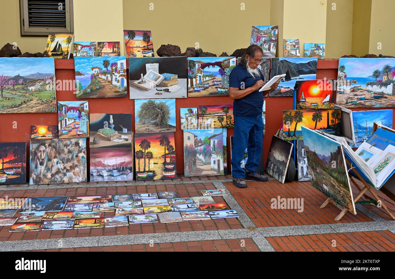 Artista che lavora e mostra la sua arte lungo la passeggiata lungo la spiaggia di Playa de las Canteras, Las Palmas, Gran Canaria Foto Stock