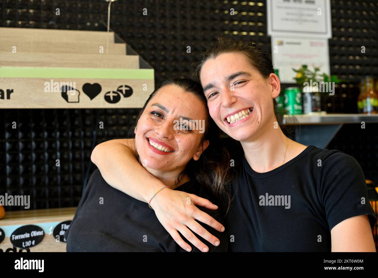 Due amici felici. Cameriere che lavorano nel bar Foto Stock