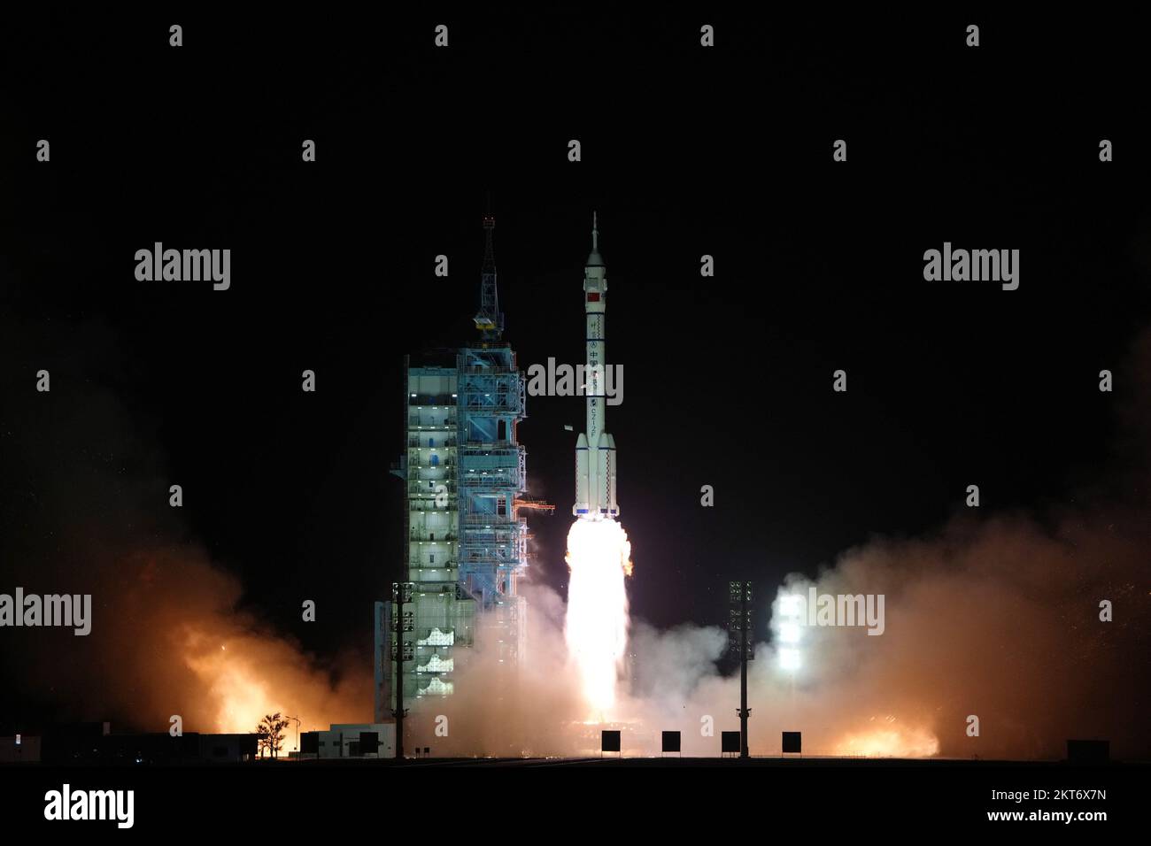 (221129) -- JIUQUAN, 29 novembre 2022 (Xinhua) -- l'astronave Shenzhen-15, in cima al lungo razzo portatore marzo-2F Y15, si spazza via dal Centro di lancio satellitare Jiuquan nella Cina nordoccidentale, 29 novembre 2022. Circa 10 minuti dopo il lancio, Shenzhen-15 si separò dal razzo ed entrò nella sua orbita designata. I membri dell'equipaggio sono in buona forma e il lancio è un successo completo. Il successo del lancio segna il completamento di tutte le 12 missioni di lancio previste nelle fasi chiave di verifica tecnologica e di costruzione della stazione spaziale. (Xinhua/li Gang) Foto Stock