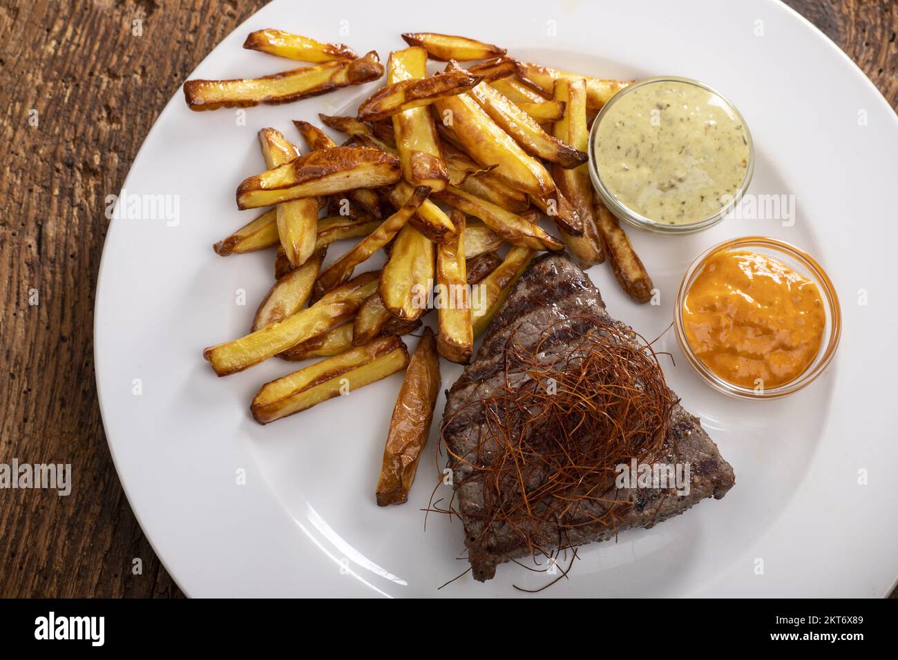 Bistecca con chili e patatine fritte Foto Stock