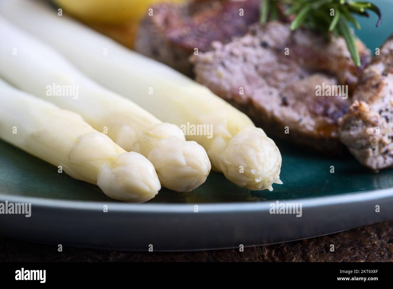 Filetto di maiale alla griglia con asparagi Foto Stock
