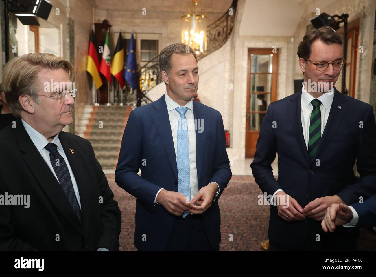 Il primo Ministro Alexander De Croo e il Ministro-Presidente della Renania settentrionale-Vestfalia Hendrik Wust si incontrano martedì 29 novembre 2022 a Bruxelles. La regione tedesca è un importante partner economico per il nostro paese. Il Belgio e lo Stato tedesco intendono rafforzare ulteriormente la loro stretta cooperazione, in particolare nei settori della mobilità, dell'energia e dell'industria. FOTO DI BELGA NICOLAS MAETERLINCK Foto Stock