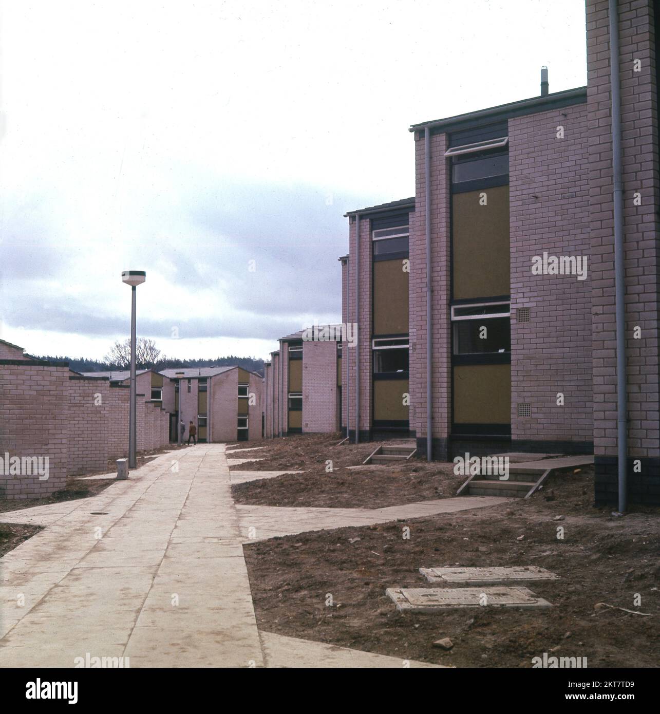 1970s, storico, vista esterna di una tenuta recentemente costruita dell'epoca, che mostra edifici e sentieri, la cosiddetta 'architettura moderna', che combinava mattoni leggeri e pannelli di finestre, Inghilterra, Regno Unito. Foto Stock