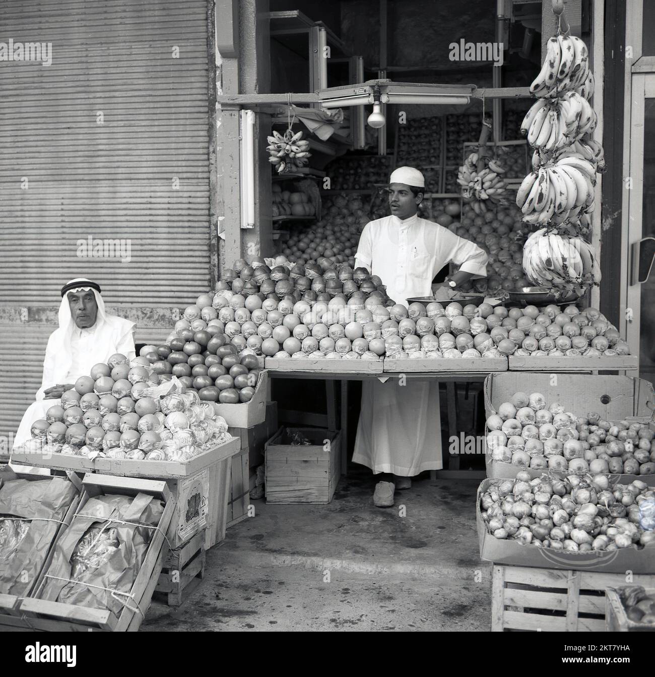 1960s, Historical, Saudi Street trader, Jeddah, Arabia Saudita, frutta, melograno, arance, banane, patate, pomodori ecc Foto Stock
