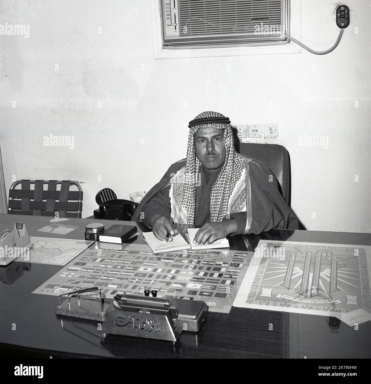 1960s, storico, Principe Saudita??? alla sua scrivania con tetto in vetro. Foto Stock