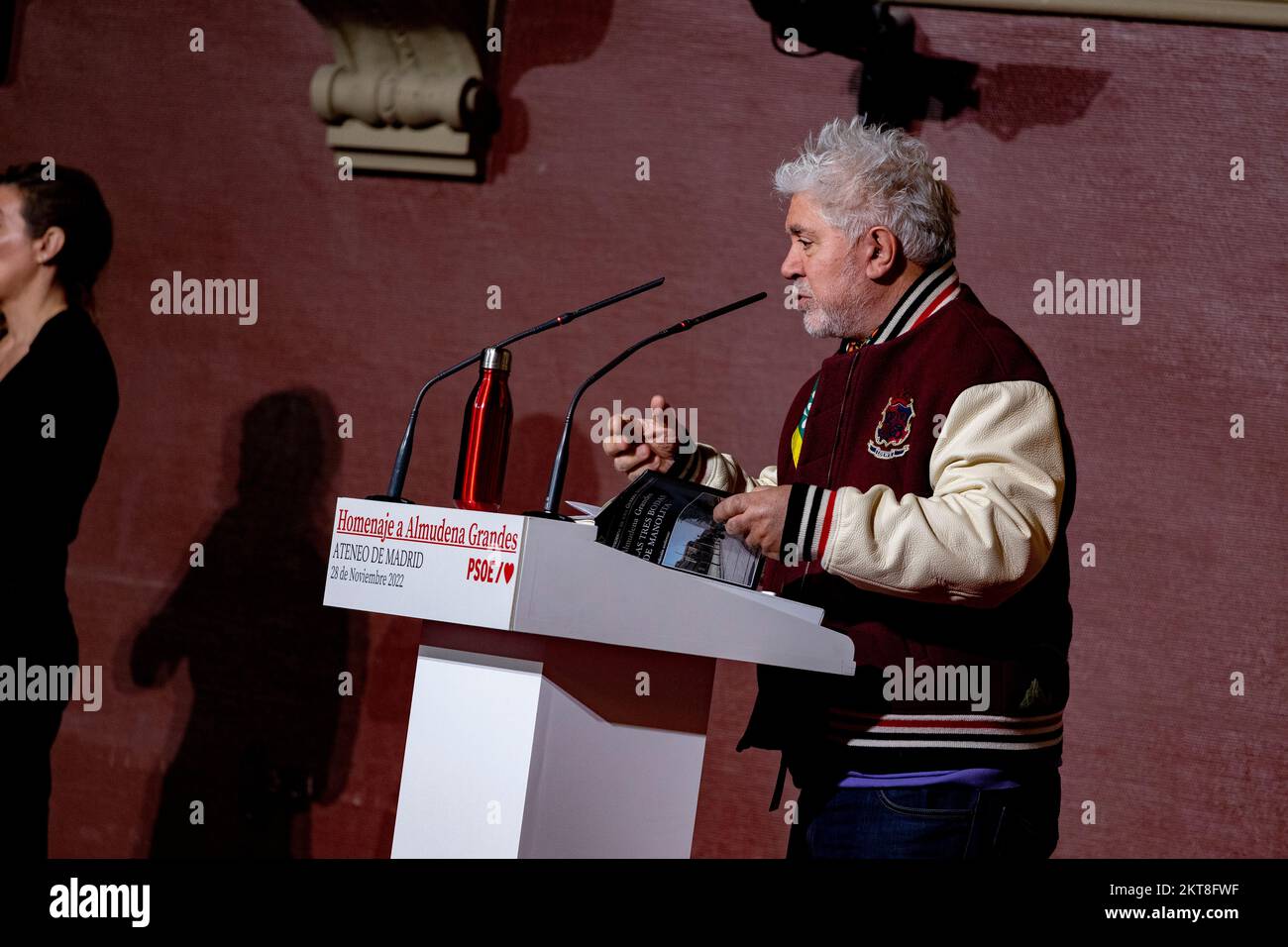 Pedro Almodovar Caballero. Regista, sceneggiatore e produttore spagnolo in omaggio all'Almudena Grandes. MADRID, SPAGNA - 28 NOVEMBRE 2022. Foto Stock