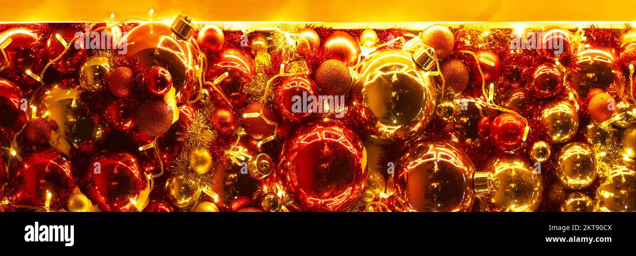 Sfondo di Natale per una bandiera, un modello di palle di Natale sfondo festivo di palle di Natale rosso e oro lucido, diverso. Decoratio di Natale Foto Stock