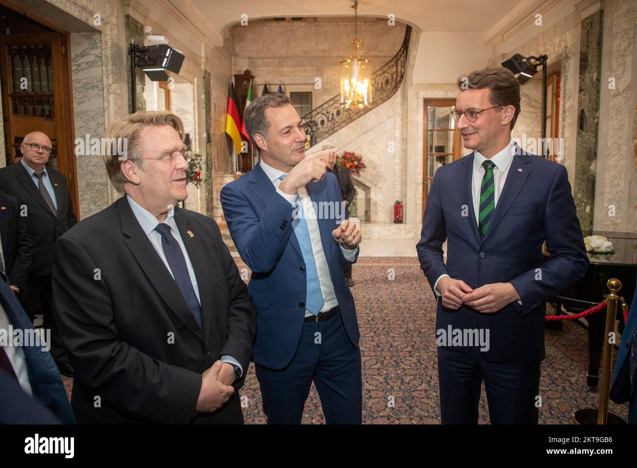 Il primo Ministro Alexander De Croo e il Ministro-Presidente della Renania settentrionale-Vestfalia Hendrik Wust hanno fatto una foto in occasione di una riunione diplomatica tenutasi martedì 29 novembre 2022 a Bruxelles. La regione tedesca è un importante partner economico per il nostro paese. Il Belgio e il Land tedesco intendono rafforzare ulteriormente la loro stretta cooperazione, in particolare nei settori della mobilità, dell'energia e dell'industria. FOTO DI BELGA NICOLAS MAETERLINCK Foto Stock