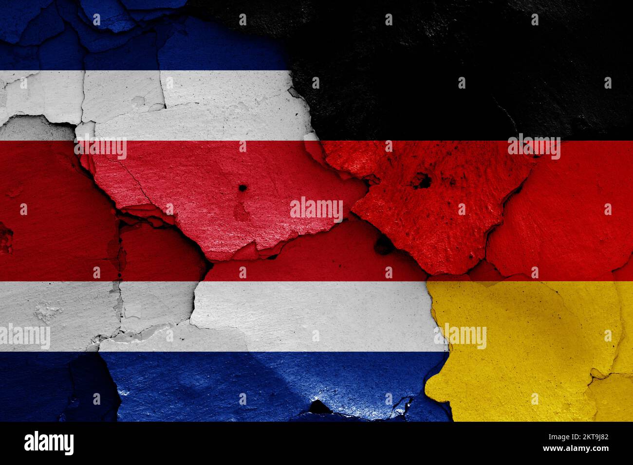 Bandiere di Costa Rica e Germania dipinte su muro rotto Foto Stock
