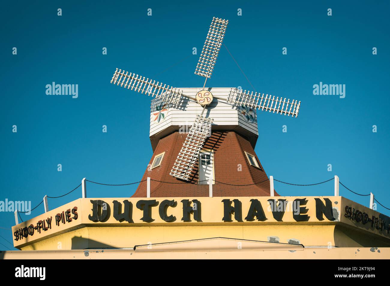 Dutch Haven Shoo-Fly Pie Bakery vintage segno e mulino a vento, Ronks, Pennsylvania Foto Stock