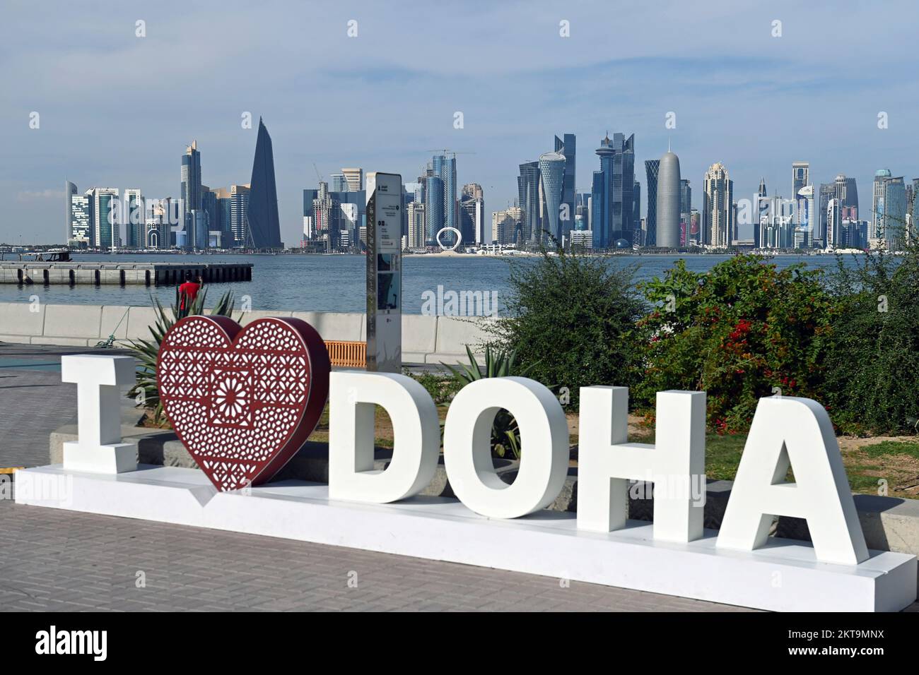 Impressioni da Doha/Qatar il 29th novembre 2022. FIFA Fanfest, Corniche West Bay.The Corniche. Skiyline, silhouette, grattacielo. LETTERE AMO DOHA. Coppa del mondo di Calcio 2022 in Qatar dal 20,11. - Dalle 18.12.2022 alle Foto Stock