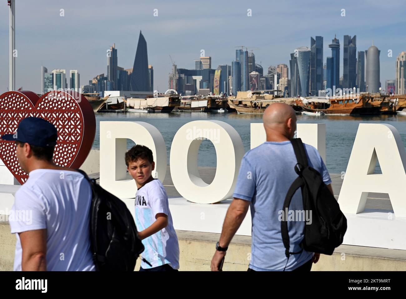 Impressioni da Doha/Qatar il 29th novembre 2022. FIFA Fanfest, Corniche West Bay.The Corniche. Amo Doha, Skiyline, Silhouette, Skyscraper. Coppa del mondo di Calcio 2022 in Qatar dal 20,11. - Dalle 18.12.2022 alle Foto Stock