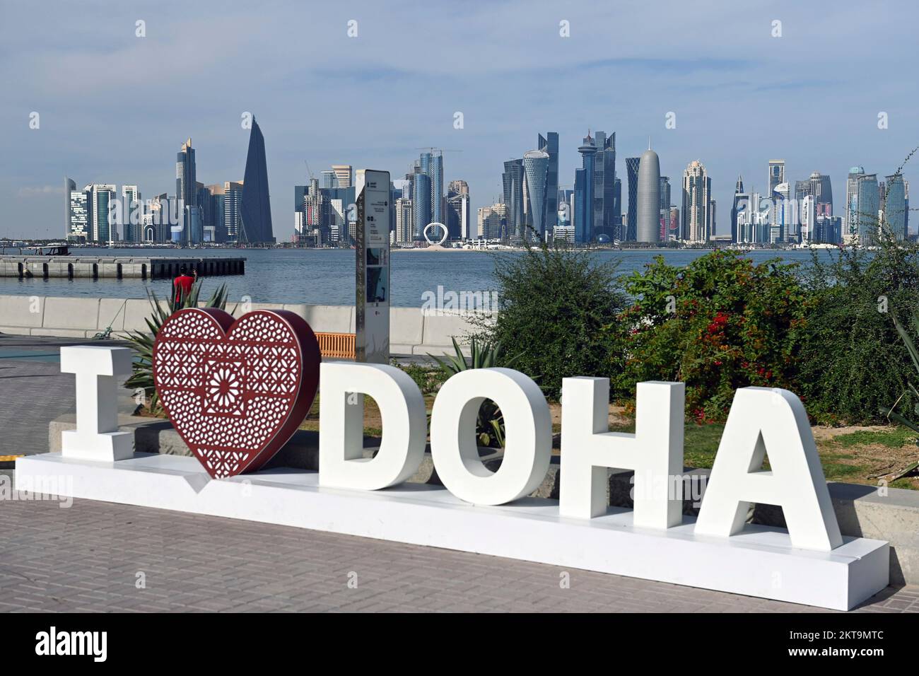Impressioni da Doha/Qatar il 29th novembre 2022. FIFA Fanfest, Corniche West Bay.The Corniche. Skiyline, silhouette, grattacielo. LETTERE AMO DOHA. Coppa del mondo di Calcio 2022 in Qatar dal 20,11. - Dalle 18.12.2022 alle Foto Stock