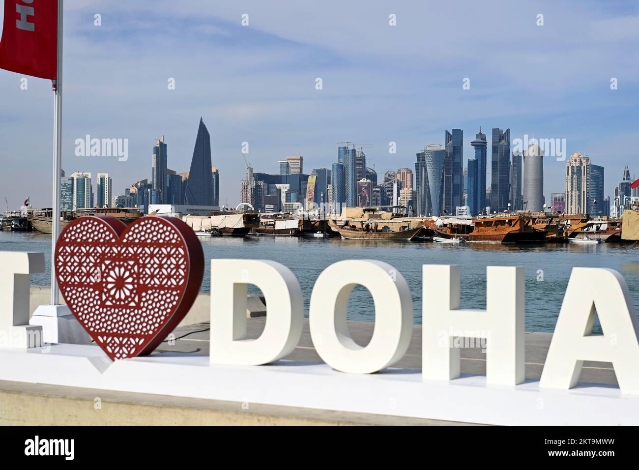 Impressioni da Doha/Qatar il 29th novembre 2022. FIFA Fanfest, Corniche West Bay.The Corniche. Amo Doha, Skiyline, Silhouette, Skyscraper. Coppa del mondo di Calcio 2022 in Qatar dal 20,11. - Dalle 18.12.2022 alle Foto Stock