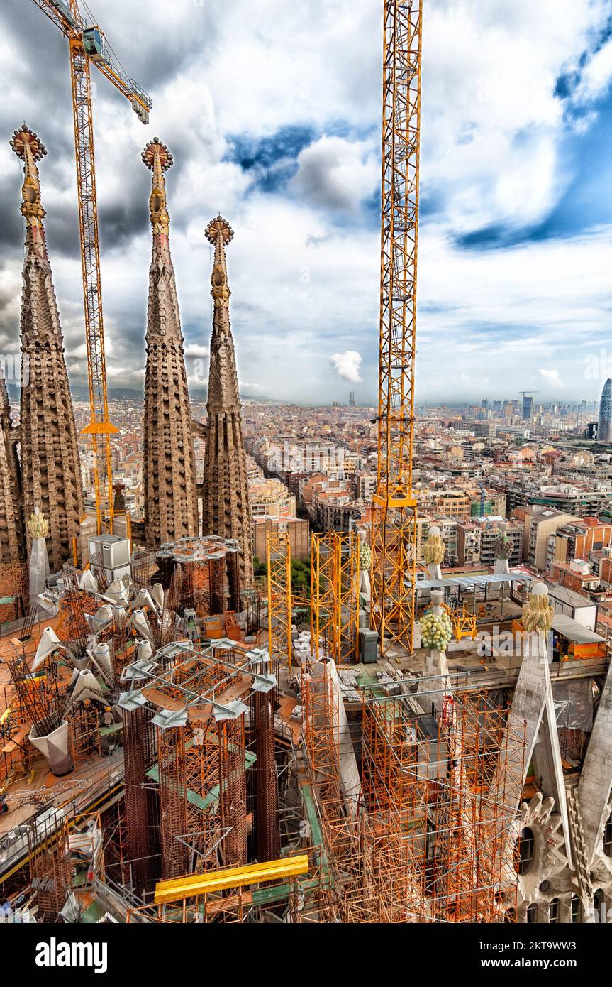 La costruzione della Cattedrale la Sagrada Familia, progettata da Antonia Gaudi nella città di Barcellona, Catalunya, Spagna, UE Foto Stock