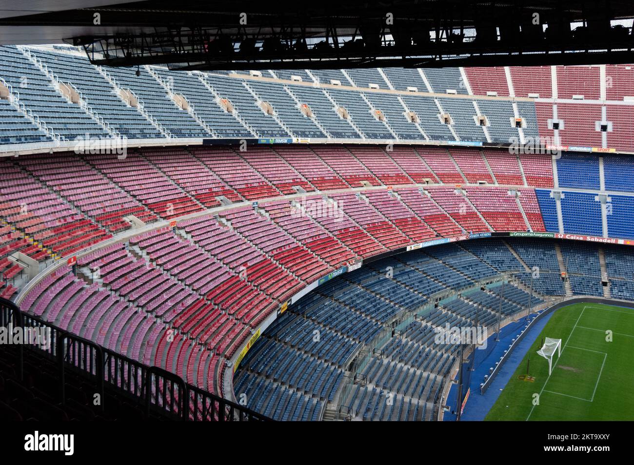 Vista dei posti a sedere e delle terrazze dello stadio di calcio Nou Camp, sede del FC Barcelona, C. d'Aristides Maillol, Barcellona, Spagna, UE Foto Stock