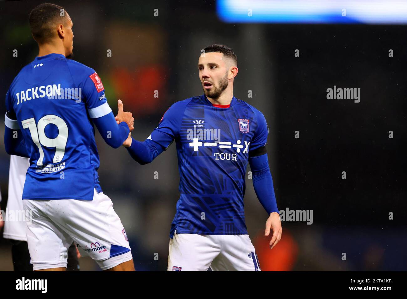 Conor Chaplin di Ipswich Town festeggia con Kayden Jackson dopo aver toteggiato 3-0 - Ipswich Town v Buxton, The Emirates fa Cup second round, Portman Road, Ipswich, UK - 27th novembre 2022 solo per uso editoriale - si applicano le restrizioni DataCo Foto Stock