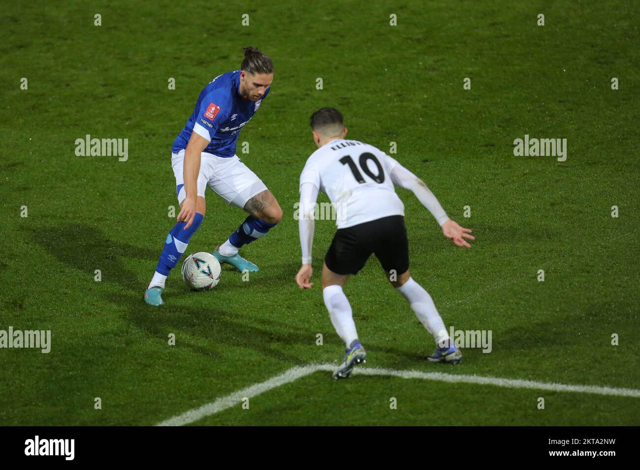 WES Burns of Ipswich Town e Thomas Elliott of Buxton - Ipswich Town contro Buxton, The Emirates fa Cup Second round, Portman Road, Ipswich, Regno Unito - 27th novembre 2022 solo per uso editoriale - si applicano le restrizioni DataCo Foto Stock