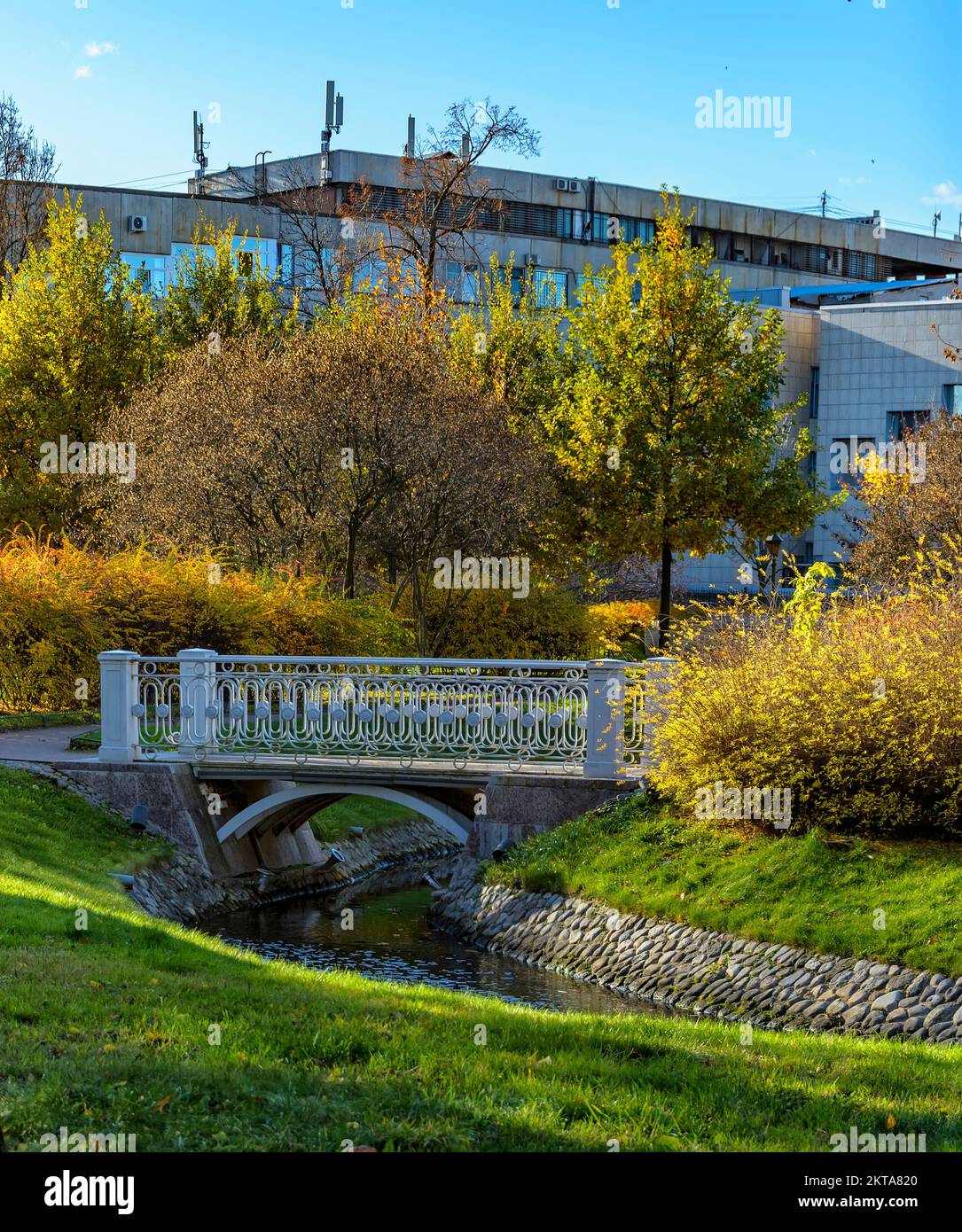 Passeggia attraverso il Giardino Polacco presso la tenuta di Derzhavin sull'argine del fiume Fontanka in St Pietroburgo. Foto Stock