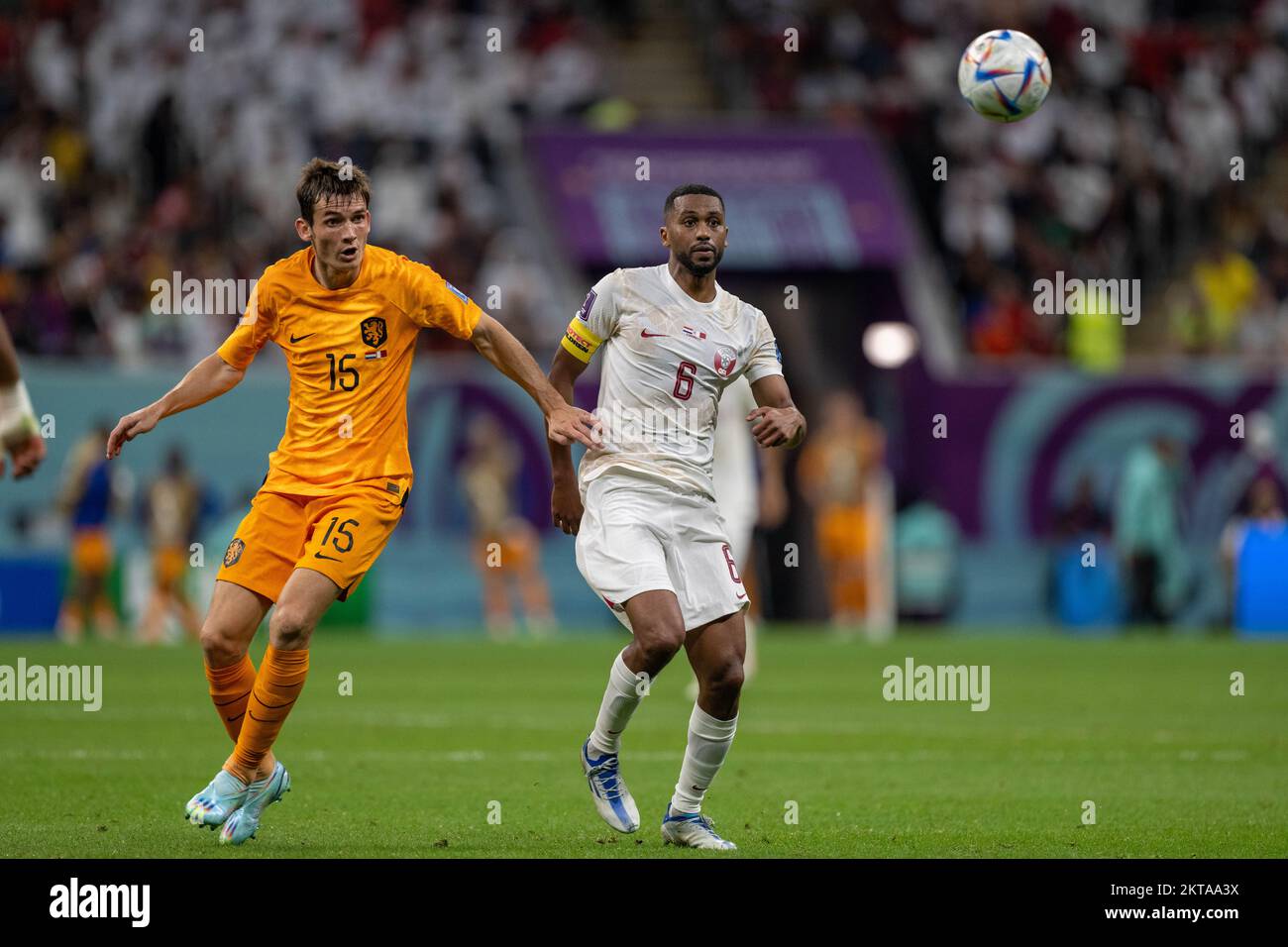 Al Khor, Qatar. 29th Nov 2022. Tyrell Malacia dei Paesi Bassi e Abdulaziz Hatem del Qatar durante la Coppa del mondo FIFA Qatar 2022 Group Una partita tra Paesi Bassi e Qatar allo stadio al Bayt di al Khor, Qatar il 29 novembre 2022 (Foto di Andrew Surma/ Credit: Sipa USA/Alamy Live News Foto Stock