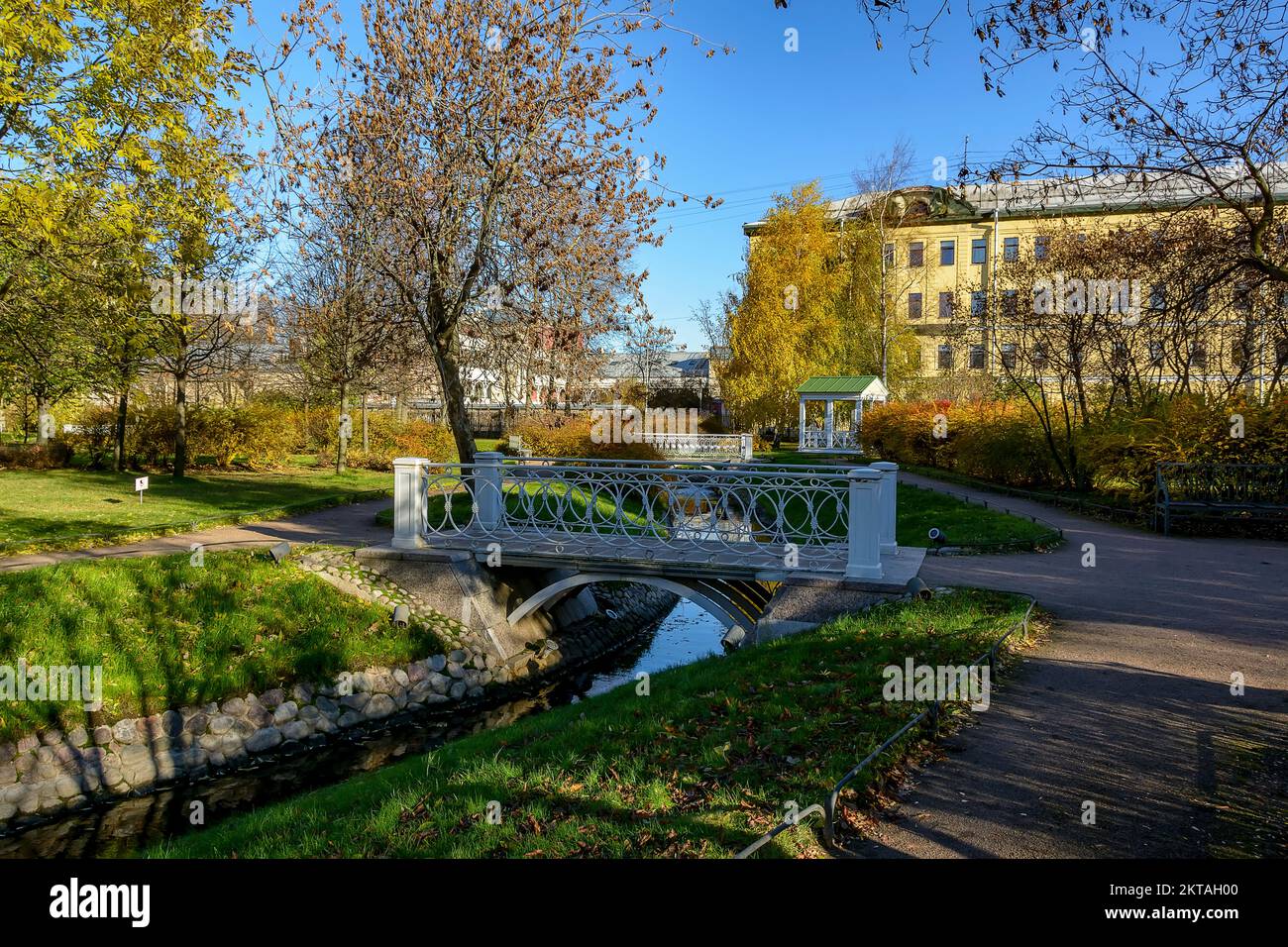 Passeggia attraverso il Giardino Polacco presso la tenuta di Derzhavin sull'argine del fiume Fontanka in St Pietroburgo. Foto Stock