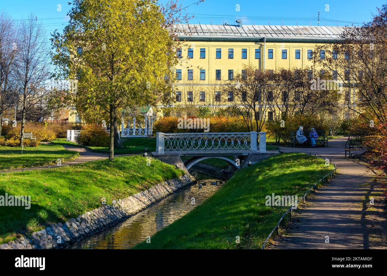 Passeggia attraverso il Giardino Polacco presso la tenuta di Derzhavin sull'argine del fiume Fontanka in St Pietroburgo. Foto Stock