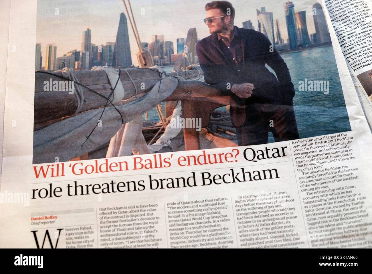 "Dureranno le "palline d'oro"? Il ruolo del Qatar minaccia il titolo del quotidiano Guardian del brand Beckham 2022 David Beckham il 19th novembre Londra UK Foto Stock