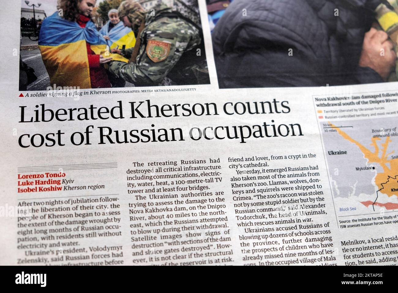 "Liberato Kherson conta il costo dell'occupazione russa" Guardian giornale headline Ucraina guerra liberazione articolo 14 novembre 2022 Londra UK Foto Stock