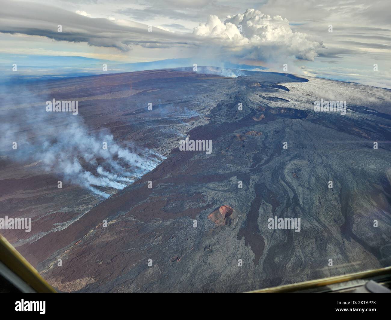 Mauna Loa, Hawaii, Stati Uniti. 28th Nov 2022. Veduta aerea della cima di Mauna Loa con Lua Hou in primo piano seguita da Lua Hohonu, South Pit, e la caldera della cima di Mokuaweoweo. Una piccola spolveratura di neve copre la terra ad est della cima. La fessura fumante era attiva durante l'inizio dell'eruzione, ma questa mattina la lava nella caldera sommitale si era già raffreddata ad un colore nero. Il pennacchio bianco sullo sfondo sta sorgendo dalle fessure nella zona di Rift Nord-Est Credit: J. Schmith/USGS/ZUMA Press Wire Service/ZUMAPRESS.com/Alamy Live News Foto Stock