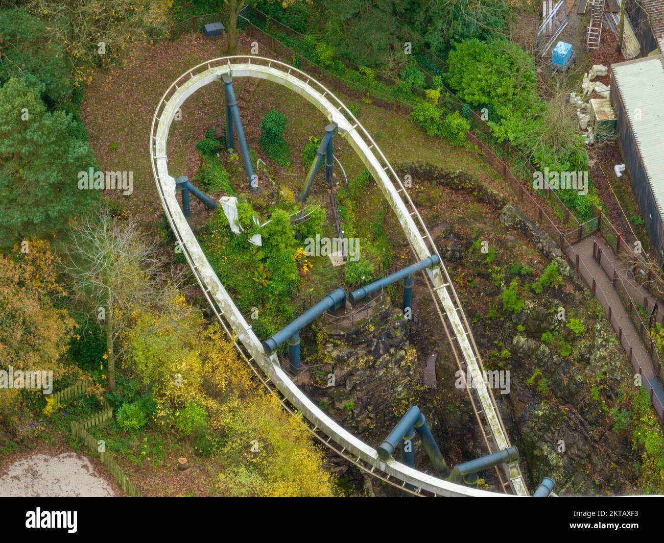 Drone aereo da The Air riprese di Nemesis Rollercoaster a Alton Towers in fase di rimozione 2022 , l'ultima sezione di traccia può essere visto rimosso Foto Stock