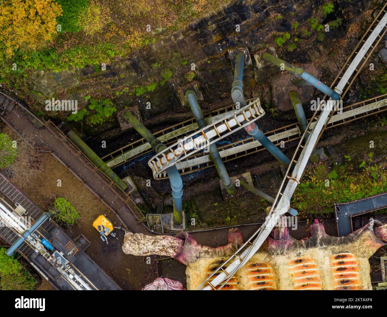 Drone aereo da The Air riprese di Nemesis Rollercoaster a Alton Towers in fase di rimozione 2022 , l'ultima sezione di traccia può essere visto rimosso Foto Stock