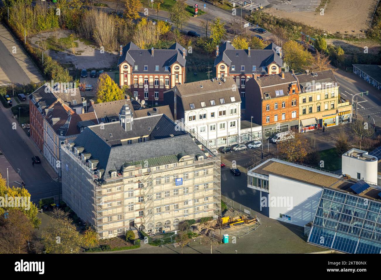 Veduta aerea, centro universitario NRW per lo sviluppo del talento, ristrutturazione della facciata, Ückendorf, Gelsenkirchen, Ruhr, Renania settentrionale-Vestfalia, Germania, Co Foto Stock
