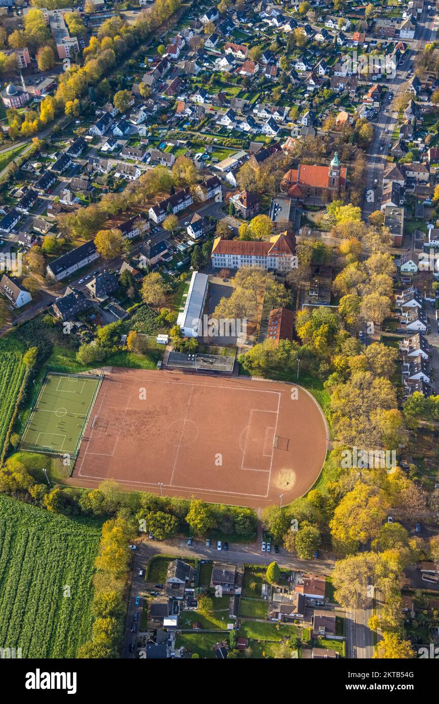 Veduta aerea, impianto sportivo Valentinstraße, campo sportivo DJK Arminia Hassel, scuola secondaria Hassel, St Chiesa di Michael, Hassel, Gelsenkirchen, Ruhr Foto Stock