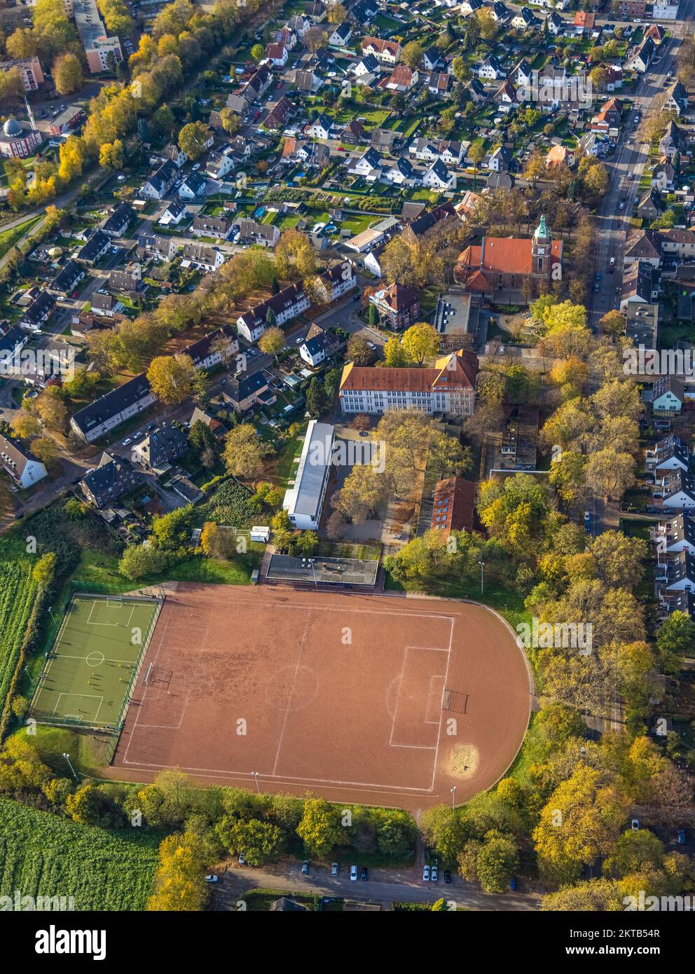 Veduta aerea, impianto sportivo Valentinstraße, campo sportivo DJK Arminia Hassel, scuola secondaria Hassel, St Chiesa di Michael, Hassel, Gelsenkirchen, Ruhr Foto Stock