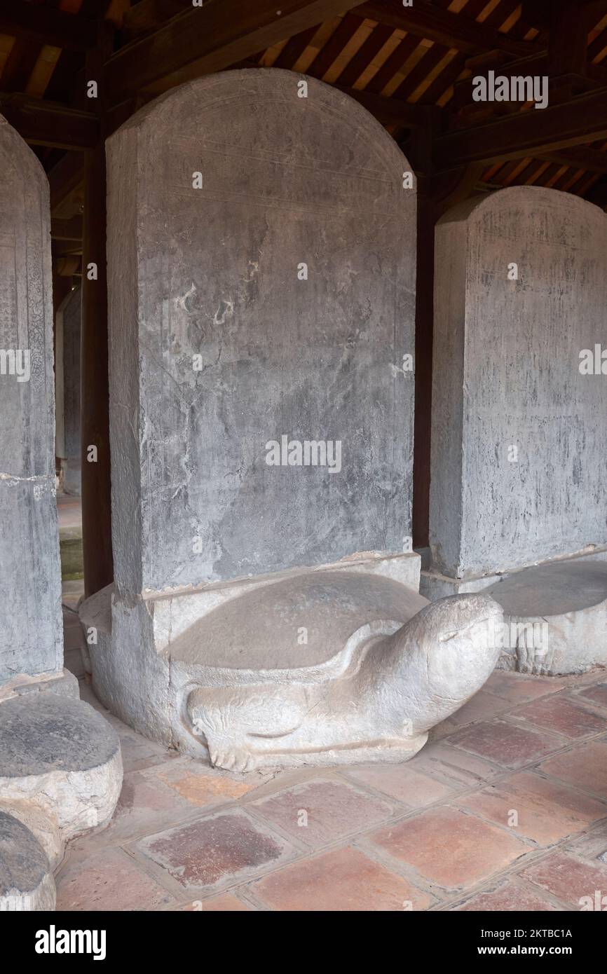 Stele di pietra nel Tempio della Letteratura Quoc tu Giam Hanoi Vietnam Foto Stock