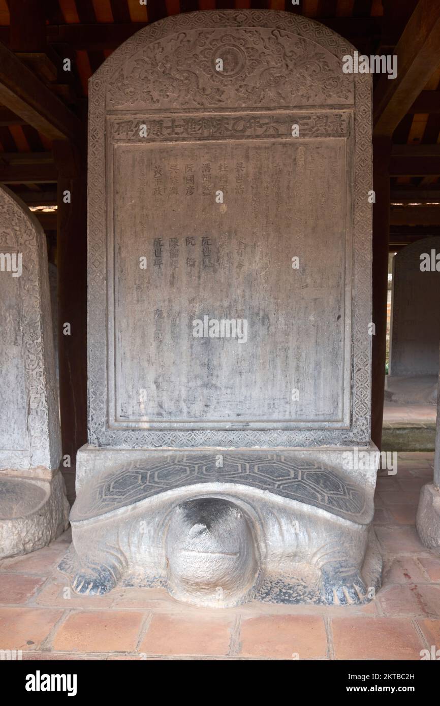 Stele di pietra nel Tempio della Letteratura Quoc tu Giam Hanoi Vietnam Foto Stock