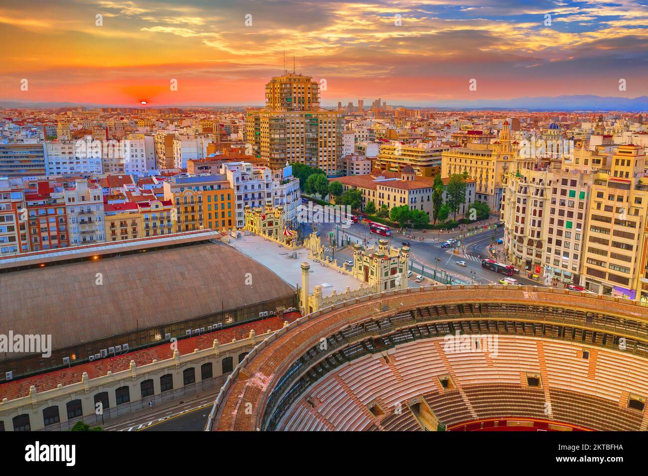Strade, piazze ed edifici storici nella città vecchia di Valencia, Spagna Foto Stock