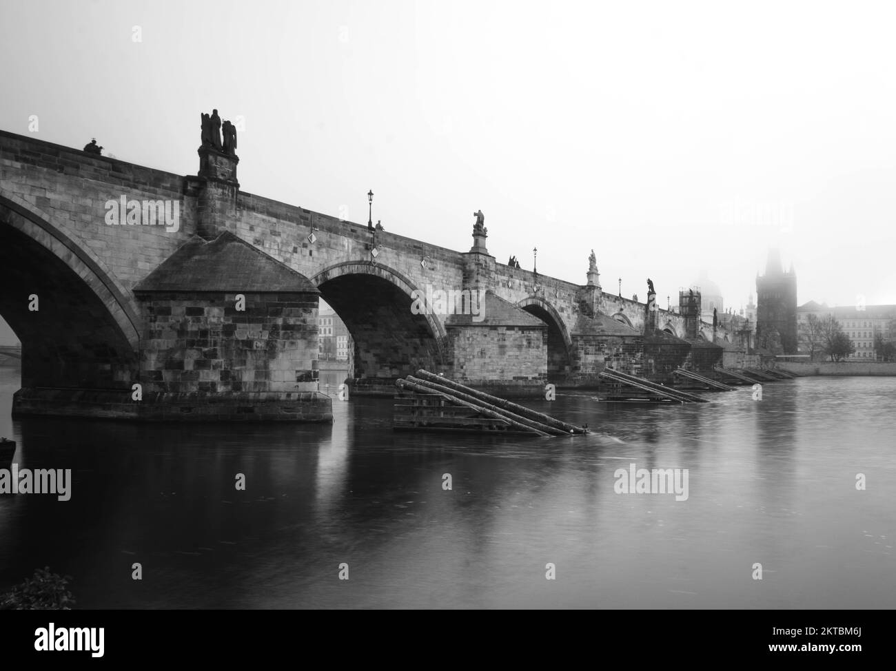 Mattina presto nebbia sul ponte Carlo Praga, repubblica Ceca Foto Stock