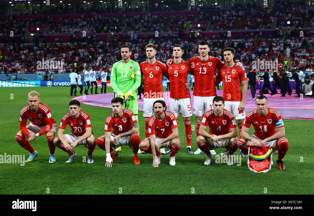 Al Rayyan, Qatar, 29th novembre 2022. Team gallese in fila da sinistra: Danny Ward, Joe Rodon, Chris Mepham, Kiefer Moore, Ethan Ampadu, Frontalmente: Aaron Ramsey, Daniel James, Neco Williams, Joe Allen, ben Davies e Gareth Bale del Galles durante la partita della Coppa del mondo FIFA 2022 allo stadio Ahmad bin Ali, al Rayyan. Il credito di foto dovrebbe essere: David Klein / Sportimage Foto Stock