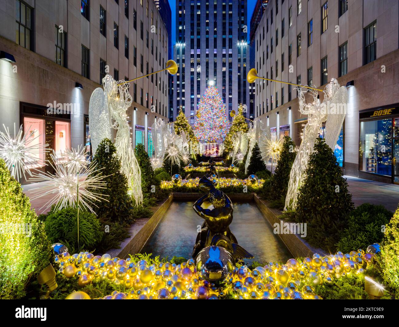 Rockefeller Center con Christmas Tree and Angels, Manhatten, New York City, New York, USA Foto Stock