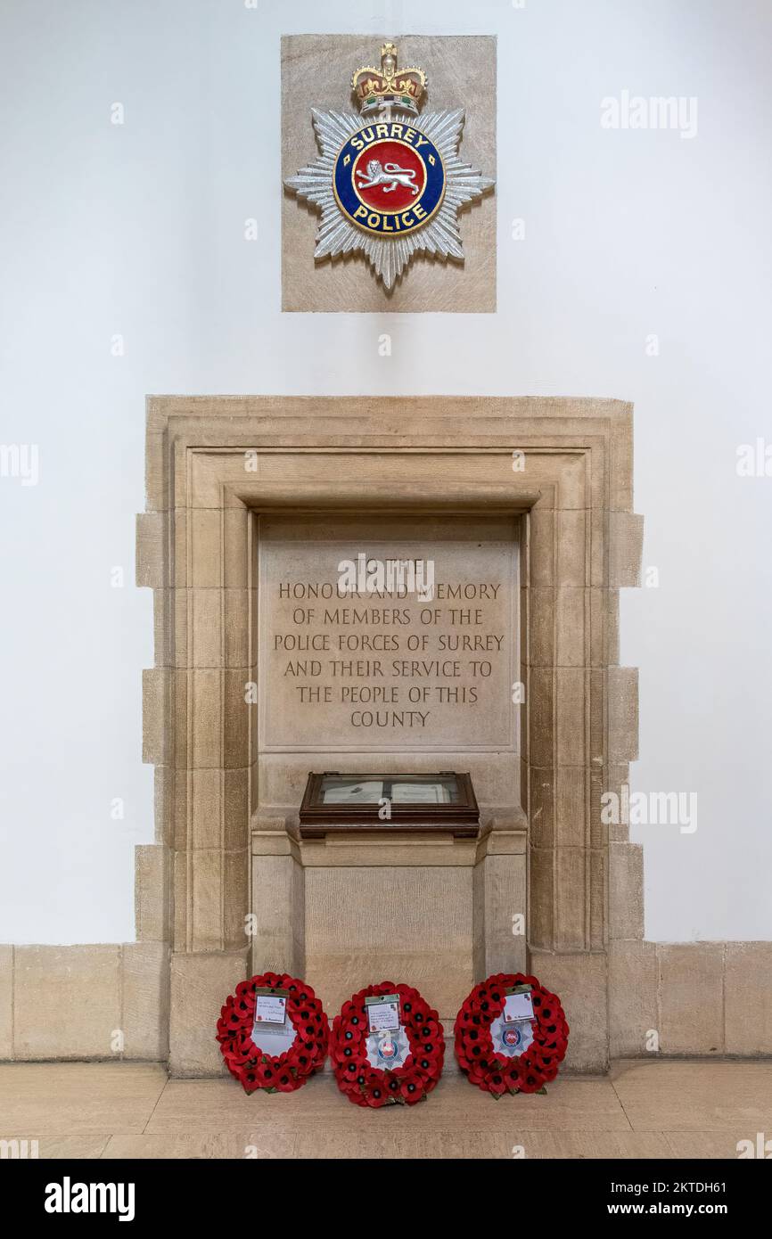 Surrey Police Memorial all'interno della cattedrale di Guildford, opera dello scultore John Roberts, Surrey, Inghilterra, Regno Unito Foto Stock