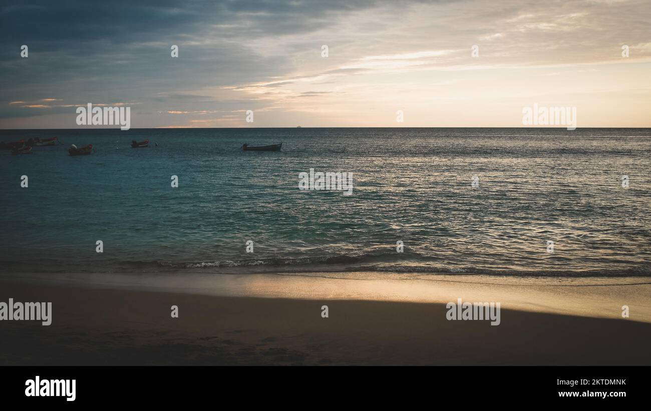 Tramonto sulla spiaggia dei Caraibi (Martinica) Foto Stock