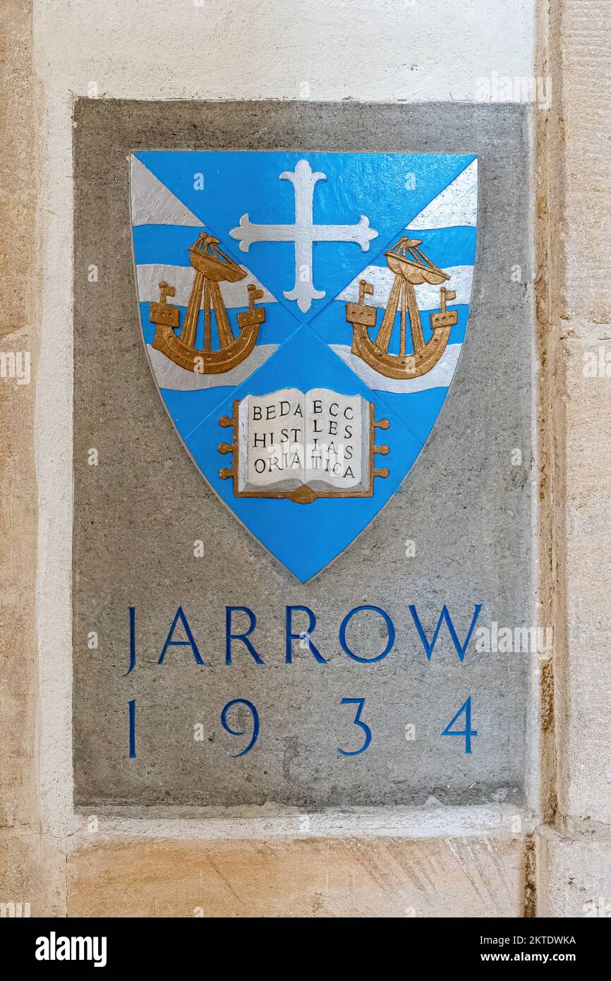 The Jarrow Stone in riconoscimento dell'aiuto dato ai Marchers Jarrow nella depressione del 1930s all'interno della Cattedrale di Guildford, Surrey Inghilterra, Regno Unito Foto Stock