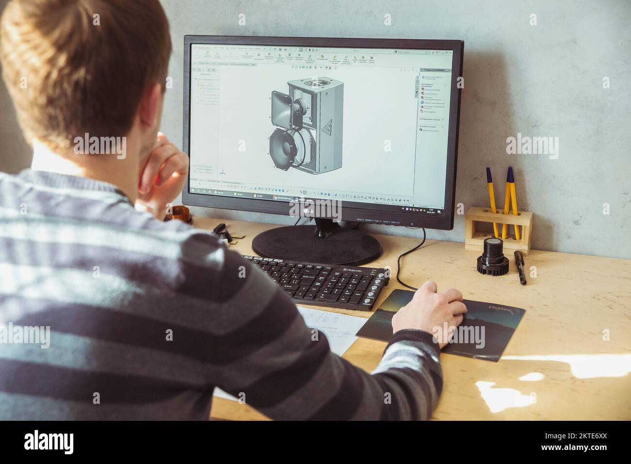 Il progettista sviluppa un altoparlante su un computer Foto Stock
