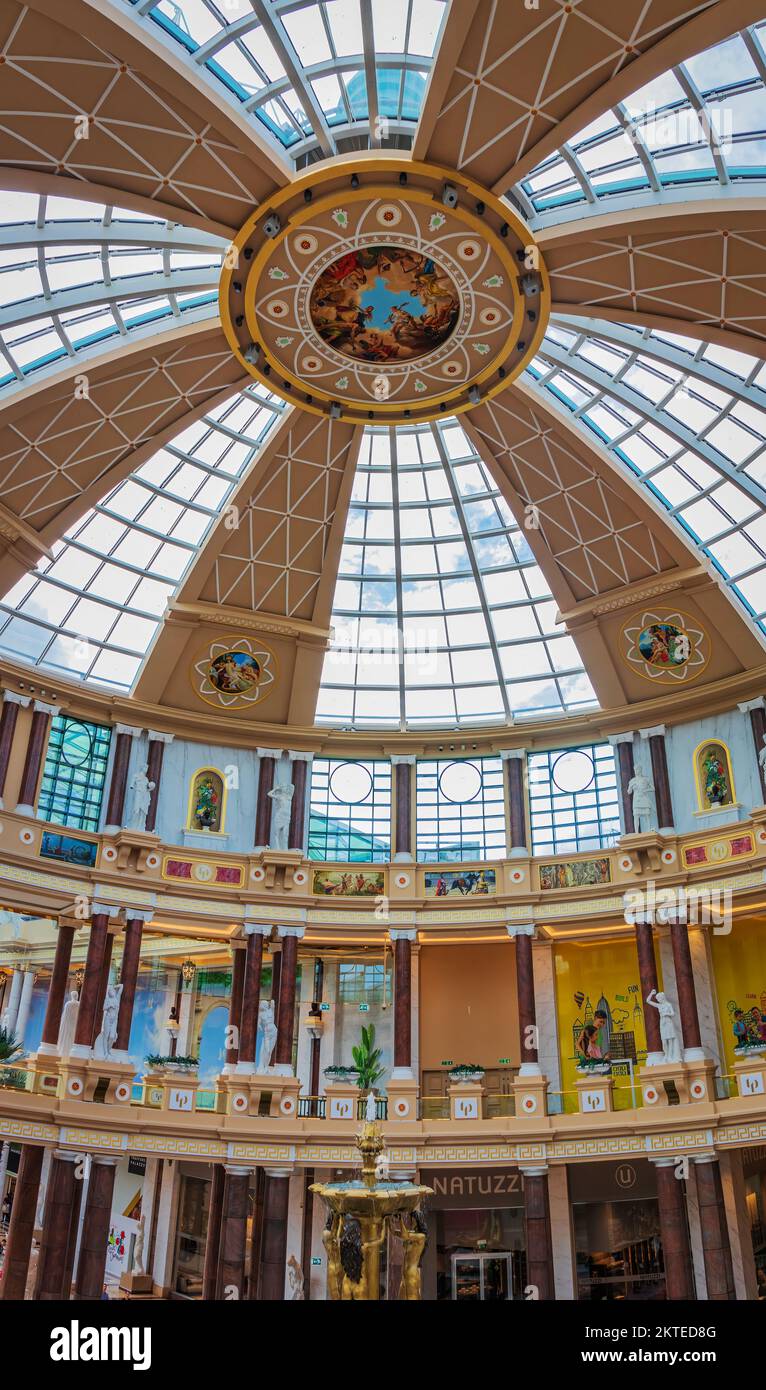 Peel avenue con cupola nel centro commerciale Trafford. Il Trafford Centre è un grande centro commerciale al coperto e un complesso ricreativo a Greater Manchester, Foto Stock