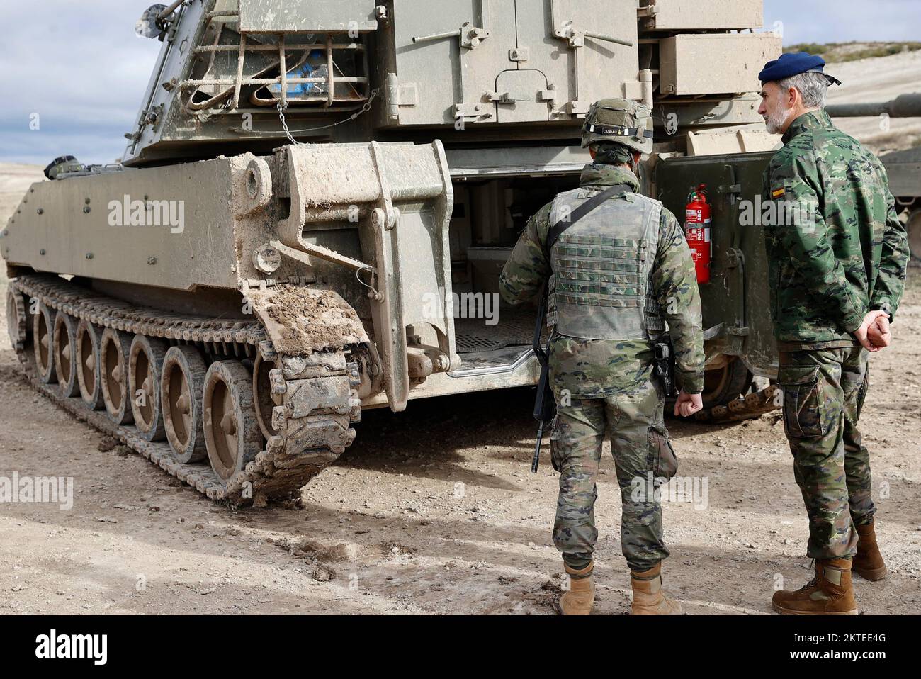 Zaragoza, Spagna. 29th Nov 2022. Re Felipe VI partecipa all'esercizio INTEVAL-22 che si svolge a Saragozza per l'integrazione e la valutazione del prossimo contingente da dispiegare in Lettonia, nel quadro dell'operazione NATO Enhanced Forward Presence EFP XII. Credit: STAMPA CORDON/Alamy Live News Foto Stock