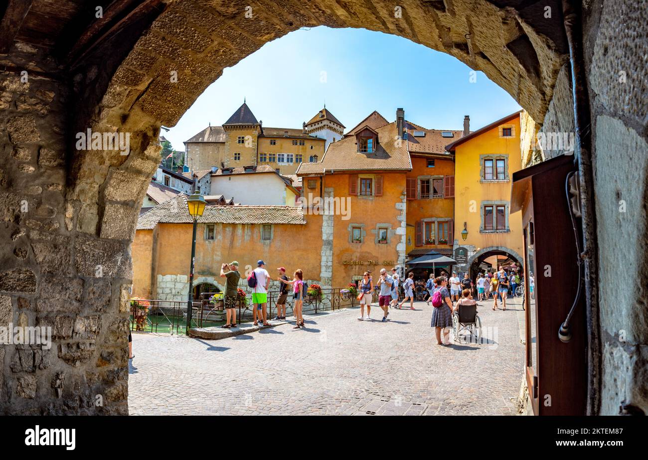 Città vecchia di Annecy con il fiume Thiou, palazzo medievale il Palais de l'Isle, Annecy, Francia Foto Stock